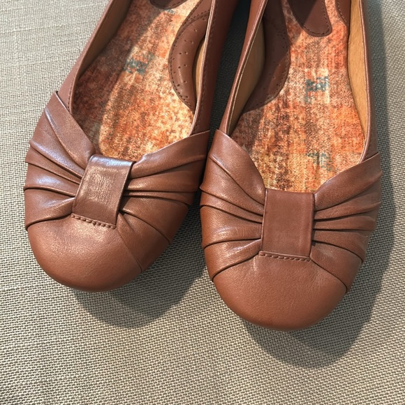 Born Women's Brown Leather Flats - Picture 3 of 9
